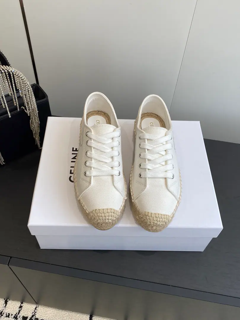 🏧𝗖𝗘𝗟𝗜𝗡𝗘The new Serene ropes, the thick cords, the canvas shoes., It's a great sense of excellence.. RedinsThe Herb-breeding God., It's a very retrograde wind., The aerobics are perfect., Design style is very new., It's very high-class and very comfortable..Original 1-to-one. SideCelineThe logo is brand-beautiful., The fabric is super soft and comfortable.. Fabulous.: Original canvas Uchi.: In the middle of a mixed sheep's skin. Otsumi!: The ropes are skating against the rubber floor. Codes: 35-40 [40Custom]