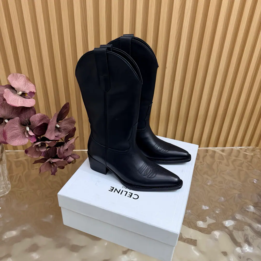 2026The cabinet is synchronized with the new money in autumn and winter. Celine｜Céline.26Autumn and new Pitchey. Bold West cowboy Martin boots.！ Top Version⚠️Niu Kyung. Bullskins. The upper foot is super handsome. It's super cool.！You're not so bad at all.. With jeans, you're a great guy.🔥It's definitely a single piece of fire this fall and winter.！ Material Skins for shoes./Bullskins. The insides are all sheep's skin. The original is really a big one. Size: 35-41 （40, 41, 42Custom）