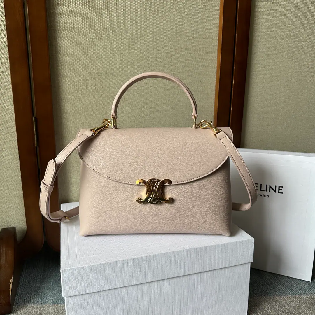 New items online.ceThe Triad Gate.kellyHandbag. The new swing door is full of high-end bags.! A simple contours of style and pure aesthetics, whether steady black or not, are found. Low-key brown or soft pink has a sense of greatness. kellyThe classic line is simple and generous, and without any extra decoration, it's a beautiful thing. Power Paragraph: 117523 Dimensions:25.5x18.5x10
