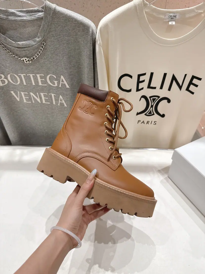 🏧𝗖𝗘𝗟𝗜𝗡𝗘Céline's new resonance with thick, short and medium boots Martin boots and knight boots.. The Red Bang is coming.！The big reds are the first to experience., CelineRedinsThe Herb-breeding God., It's a very retrograde wind., The aerobics are perfect., Design style is very new., It's very high-class and very comfortable..Original 1-to-one.！Absolute monopolistic practice！ ✔Fabulous.: Imported cattle skin ✔Uchi.: Bullskins. ✔Otsumi!: Original version to open ✔Size: 35-40 [40.41.42Do it.]