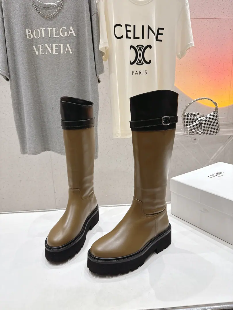 🏧𝗖𝗘𝗟𝗜𝗡𝗘/Céline. Autumn and winter are so handsome, with boots and boots and knight boots. The ancient Janey is a fashionable man. The upper feet are so cozy.！Low profile short-forms, It's a super-cool look with a little retro., I'm a little light on my feet., To create a variety of ways of wearing it. Import of waxed calf skin material in original version Uchi./The silk cow skins are chosen by the best. Original version to open+Real leather. Size35-42 [40.41.42Make a reservation.]