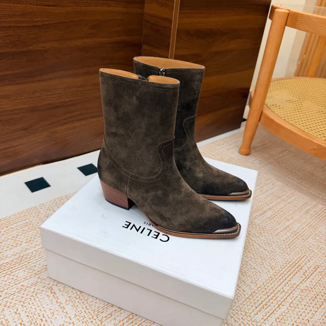 2026The cabinet is synchronized with the new money in autumn and winter. Celine｜Céline.26Autumn and new Pitchey. Bold West cowboy Martin boots.！ Top Version⚠️Niu Kyung. Bullskins. The upper foot is super handsome. It's super cool.！You're not so bad at all.. With jeans, you're a great guy.🔥It's definitely a single piece of fire this fall and winter.！ Material Skins for shoes./Bullskins. The insides are all sheep's skin. The original is really a big one. Size: 35-41 （40, 41, 42Custom）