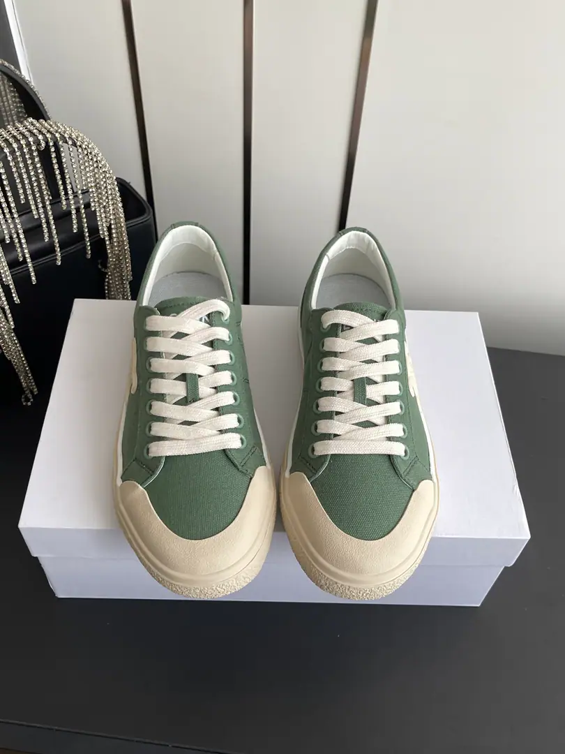 🏧𝗖𝗘𝗟𝗜𝗡𝗘The Celene logo is wearing leisure shoes. Simple and comfortable., Clean., Increase your legs., New canvas shoes.！It's either single or with broad legs., High Street is working together again.CELINEGirls💃🏽 Codes: 35-41（40 41Make a reservation.）