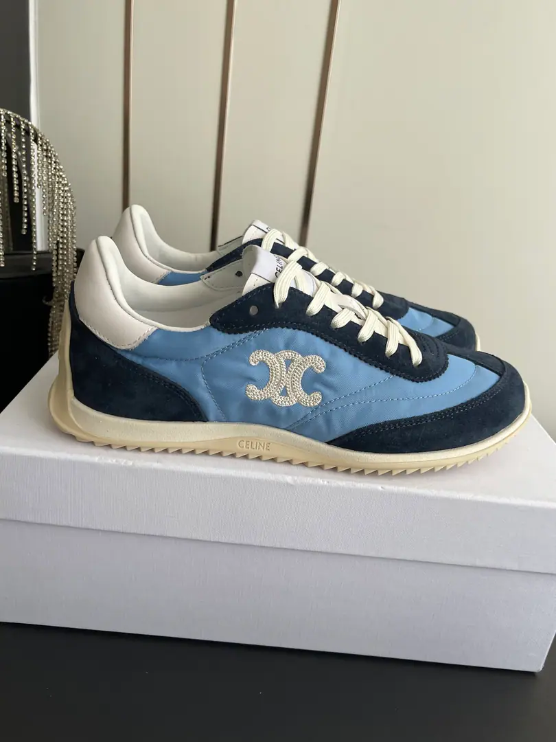 🏧𝗖𝗘𝗟𝗜𝗡𝗘Céline. New paragraph Top The logo is wearing a gwan's shoes and a white shoe.. The shoe face is imported with a head-decked cow. The sheep's skin is in the ground. The original is a model of the past. Size35-41 [40.41Make a reservation.]