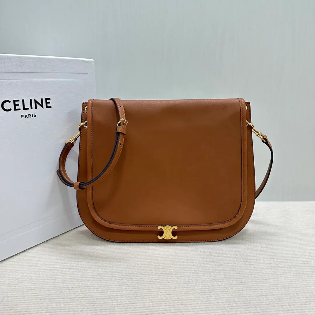 🅰️🅰️Besace Handbag.👝 Latest Soft Triome Besace It's been a really hot time. Soft Triome Besace Yes.2026Spring and summer's new money., One hit.“Lazy and stylish.”♪ Feels like ♪. ·Package Design: Compared to the classic half-month bag., This one. Besace More square., The box structure makes it look more inclusive., And the capacity is bigger., It's easy to fit in a folding umbrella., - And a cup of warmth and a bag.. ·Materials and touch.: Use soft natural grains of light-faced little sheep., It's a touchy touch., It's a little bit of a ego., It's not a burden.. ·Practical Details: There's a zipper pocket on the back of his back., You can put the key or the key., Very convenient.. Magnetic straws are low profile.. Triome Insignia, There's a clean one at the start.“♪ Ting-dao ♪”Sound.. Reverses are diverse.: With disassemble and adjustable shoulder belts, I can stand alone., Slash, Or a hand-held one., It's a French-style little sister with a suit.. Paragraph: 123632 Colours: Light brown brown. Dimensions: 32x2x26cm （Prefixed packaging）