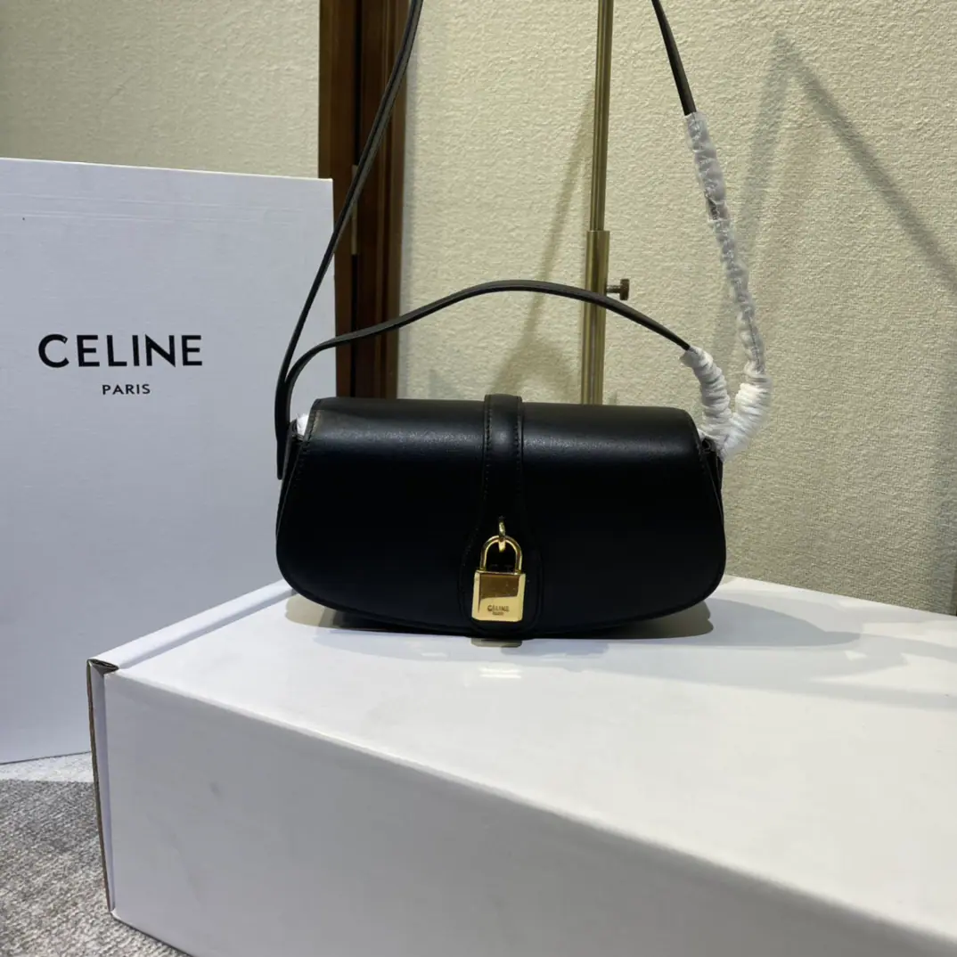 CEL*INE TaBou Clutch 2021Autumn and winter., All the hands and shoulders.🉑️, Don't underestimate the volume.！- We're getting enough routines.: Cell phones, Pizza., Lipstick, Watch., The blunder.: Canned3So is cell phones.okIt's...ho～ A skin of a cow's skin. Shoulder or handheld Reverse caps with decorative locks Press button cut. 1Main partition. 1A flat pocket on the inside. Shoulder length.（28centimetres） Keep your hands long.（7.5centimetres） Numbering: 101592 Black （Prefixed packaging) Dimensions: 18 X 8 X 5centimetres
