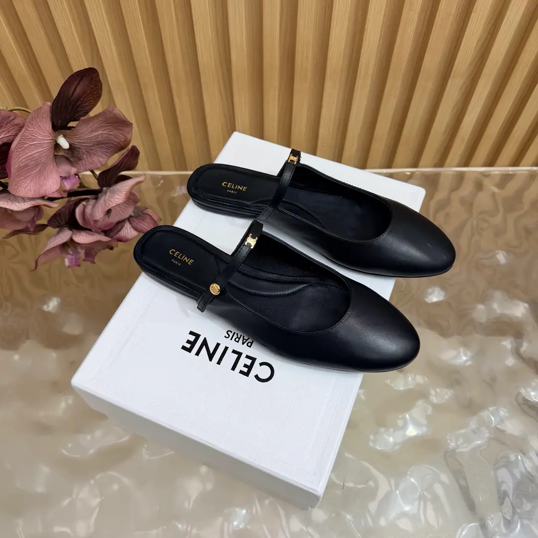 2026The new Mary of Spring and Summer is half-drawn. CelineSpring and summer swing door fashion shoes. LeFlell Shoes. Nice and low-profile. The upper foot is really thin and beautiful. CA home-specific connoisseur.logo I can see it. ✔Shoe.: Original cow skin ✔Uchi./Foot.: Use top-level hybrid sheep skin. ✔Italy🇮🇹That's a big one. ✔He's tall.: Floor ✔Size: 35-41（40, 41, 42Custom）