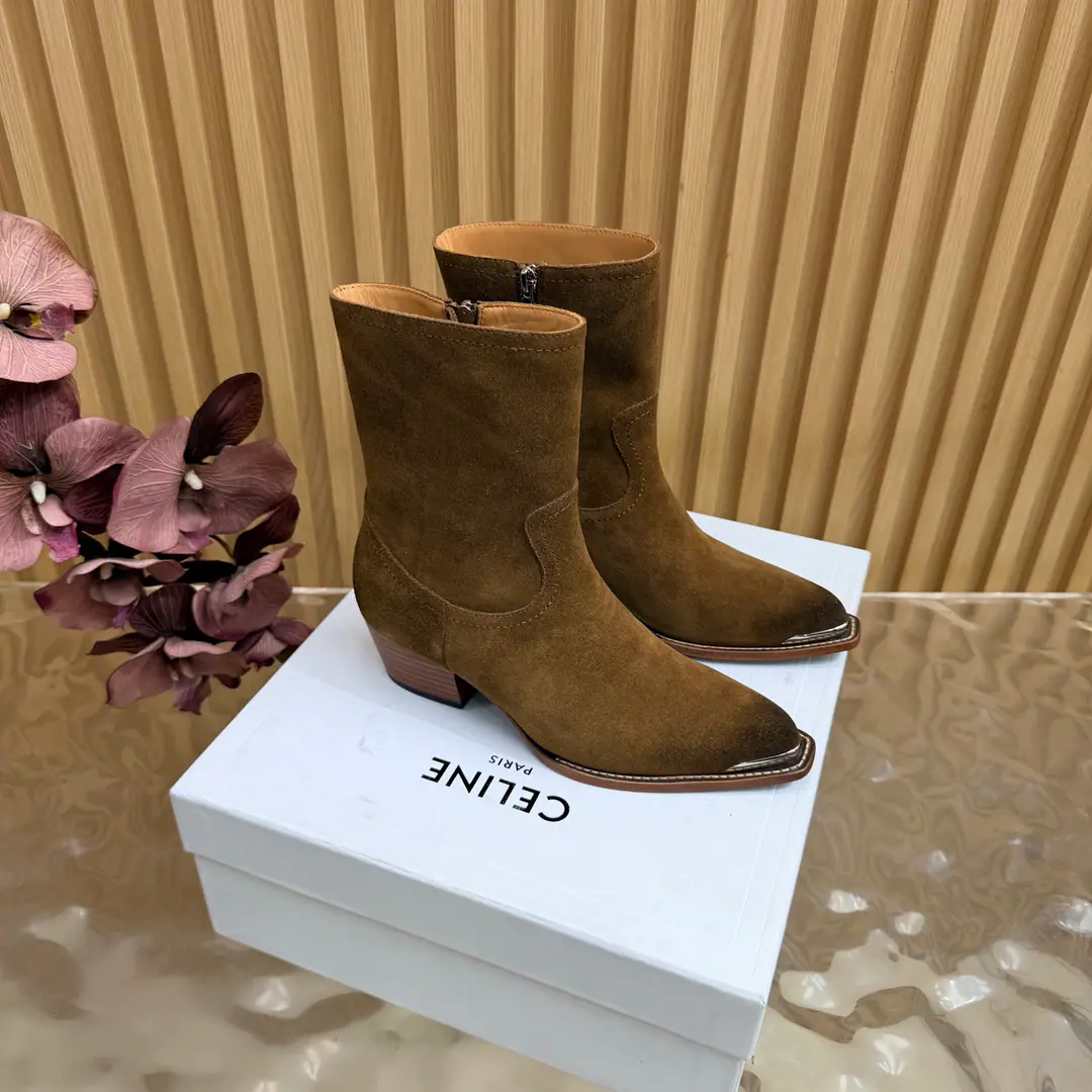 2026The cabinet is synchronized with the new money in autumn and winter. Celine｜Céline.26Autumn and new Pitchey. Bold West cowboy Martin boots.！ Top Version⚠️Niu Kyung. Bullskins. The upper foot is super handsome. It's super cool.！You're not so bad at all.. With jeans, you're a great guy.🔥It's definitely a single piece of fire this fall and winter.！ Material Skins for shoes./Bullskins. The insides are all sheep's skin. The original is really a big one. Size: 35-41 （40, 41, 42Custom）