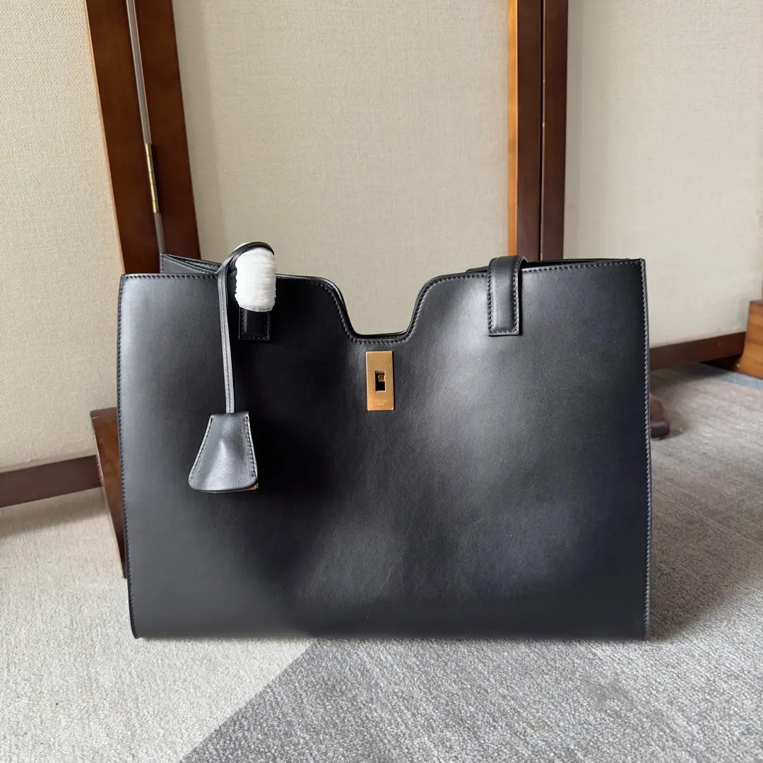 New items on the spot.🅰️🅰️ Ce 2023New paragraphCabasNew16Tóts～Big Tote is wrapped up.➕Simple open-ended design, It makes the whole bag very simple and generous., Self-respect., Large capacity, It's easy to open.. Compared to old paragraphsoft Let's see., It's a better sense of relevance.！Daily work or business trip, Short trip, Or Mommy's bag is very useful.‼️ Style: Gentle maturity, Women in the workplace, Or a mommy bag.🉑️ Capacity: Overcapacity～ Paragraph: 112583 Black Dimensions: 37×15×27