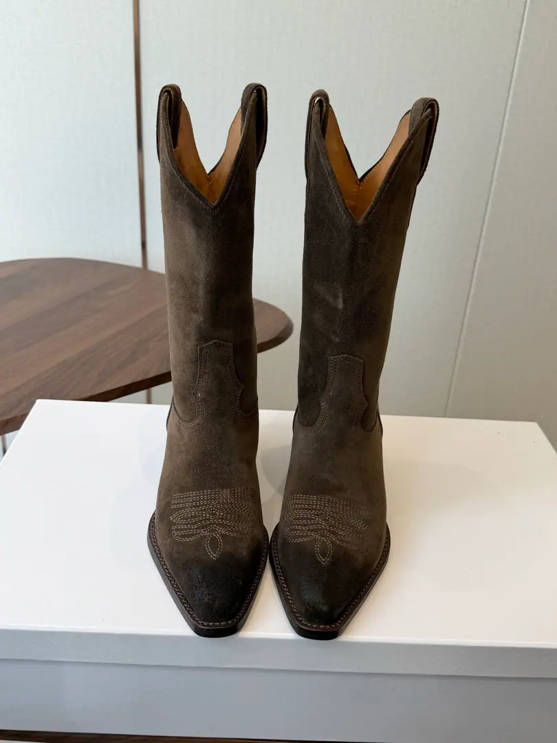 Goki! Leather.Celine Céline. 26ssAutumn The ancients are rough. Chelsea. Pointhead Boots, buttons. The season of Céline is a really good season. Like this boots are a real scooter. Focus on booting. No leg-scree. The upper leg second becomes the length of the leg., It's a super thin and a lot of stuff.！That's a hell of a thing. Shoe.: Original import, leather/Importing cow skin Uchi.: Import of sheep skin Otsumi!: The original is really a big one. Size: #35-40（40Do it.）