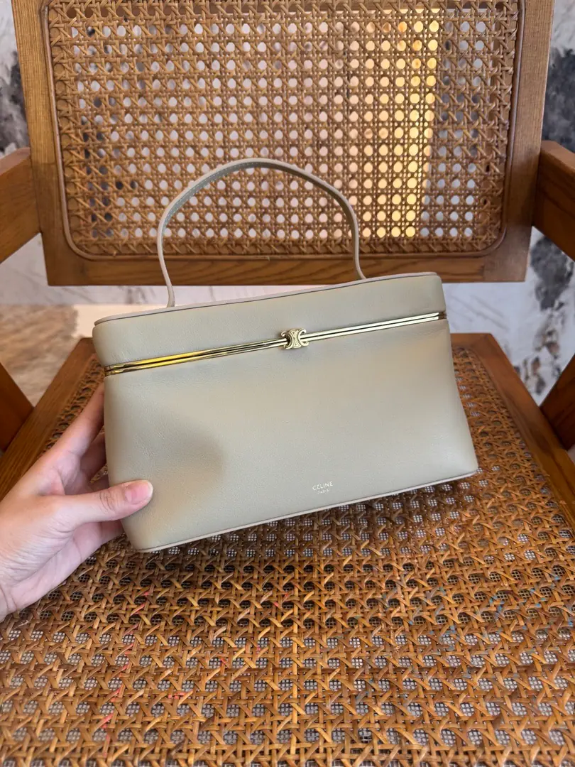 . RECTANGLEHandbag. Product Information 9.7 X 5.5 X 2.4Inches（24.5 X 14 X 6centimetres） Cow leather. In the leather line. Gold-faced. Handheld, Hand. TRIOMPHEMetal-based sensitivity locks 1Main partition. 1A interior comb. 1A handker., Length3.94Inches（10centimetres） Numbering: 123702J75.02EZ
