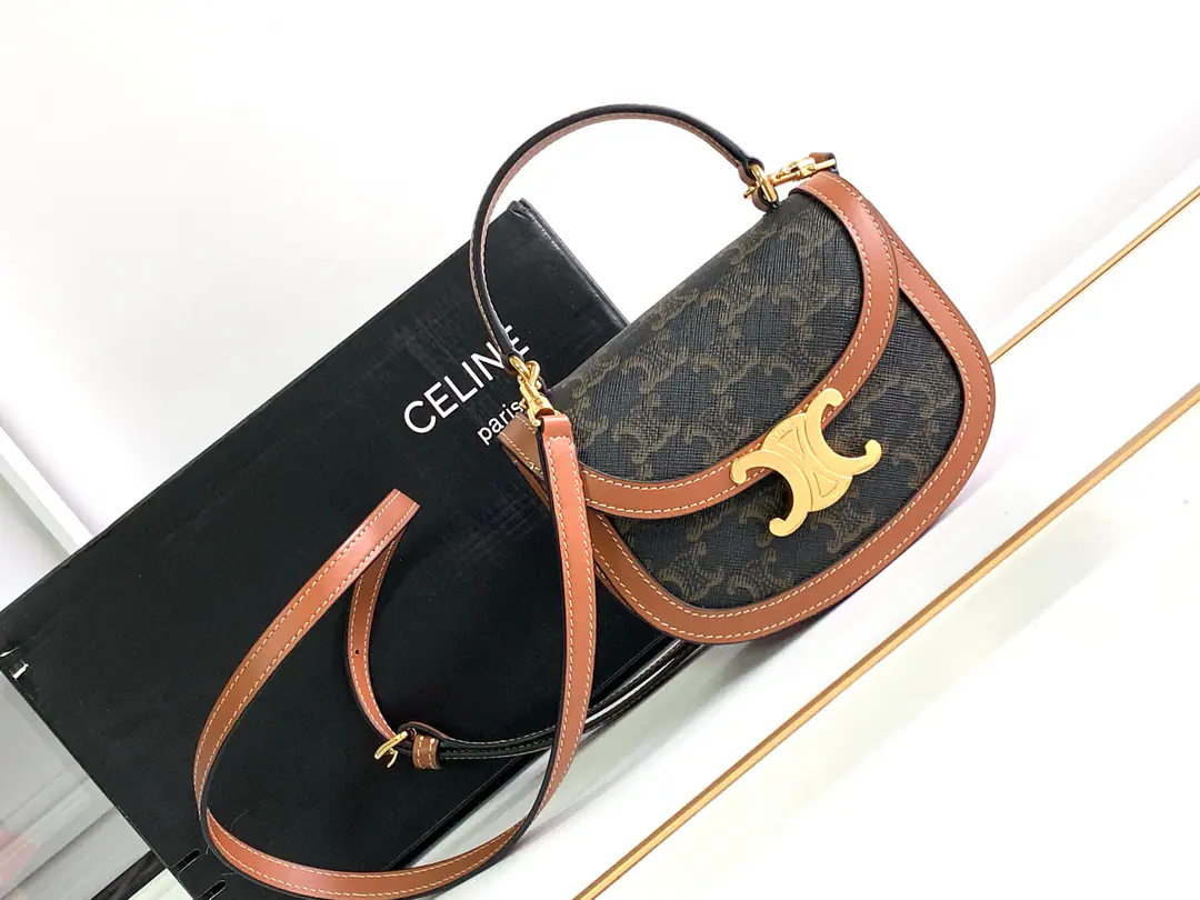 CELINE-23Summer brand new. Mini BesaceMarked with a pony leather squirt bag. LISASame paragraph🎁The Triumph Gate sign./Brown leather.✨miniA saddlebag. The ancient colored combination with the classic swing door locks. ◽️The ancients are so fine. It's a big stylish thing. ◽️The square design of the circle arcs and caps are more a young, cute, cute look and fall in love.～ ◽️Multiple backsliding.～One shoulder slant handheld.～Collapseable📱 ◽️Texture+Cowskin.+In the sheep's skin.+All steel rotor door metal buttons Dimensions: 15.5X11.5X5CM Model: 110412