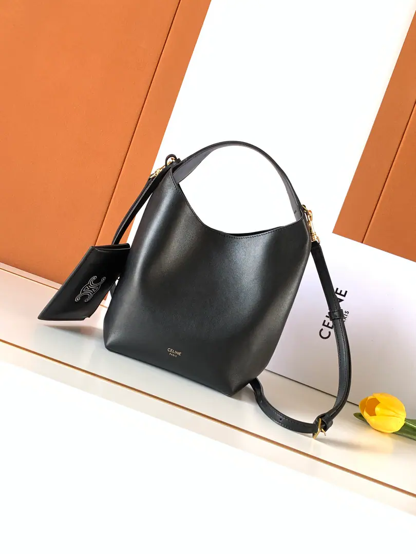 CELINENew paragraphTeen Hobo🎨 SoftfufuA natural cow skin., All steel hardware., Full package✅ Search the number.. L10133 Dimensions. 18*31*6