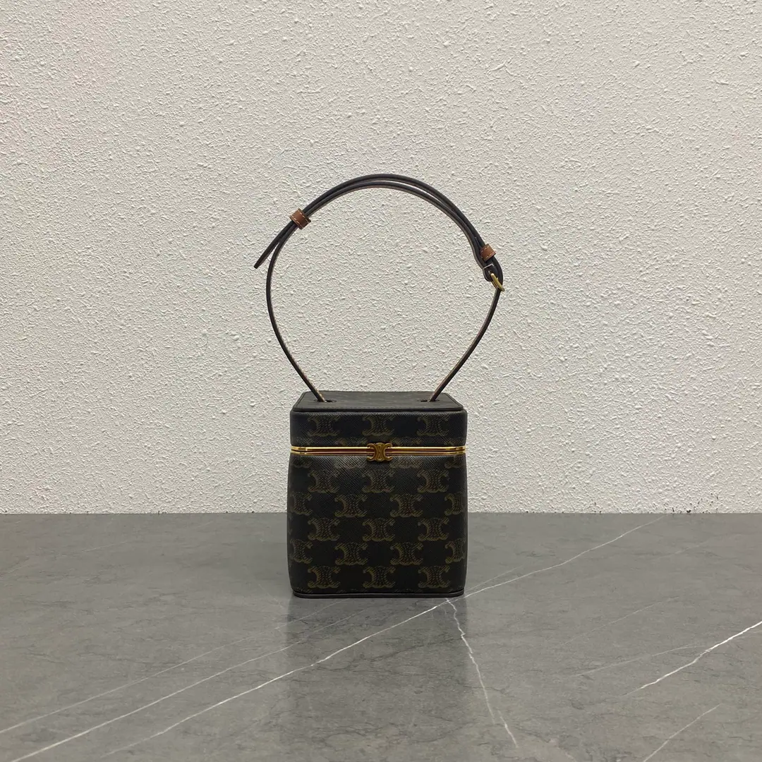 Celine New items online.TRIOMPHE FRAMEBox.👜 Marker, Natural cattle leather bag. In the leather line., Gold-faced. Handheld, Hand., ♪ Shoulder ♪ TRIOMPHEMetal-based sensitivity locks 1Main partition., 1A interior comb., Regable shoulder belt It's hard to be obsessive with modern and ancient styles like this. Paragraph: 124232 Colours: Grain palm Dimensions: 12x12x13cm