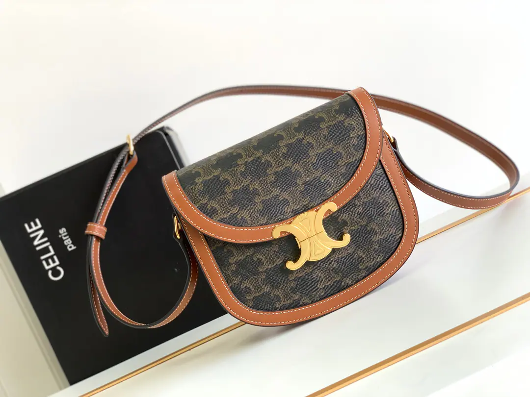 CELIN* 22s～NewTEEN BESACE TRIOMPHEMarked with a leather leather handbag. New saddle pack for the swing door.teen besaceIt's beautiful.[Love.]Different square wrappings from past, The arcs are more soft., And a little cute., And the capacity is very good. pro maxYou can put it in.～The dress is really nice.！！ TRIOMPHEMarker, Cow leather., In the leather line., ♪ Slanting and shouldering ♪, MetalTRIOMPHESigns open., 3An inner layer., Inner zippers and flat pockets Dimensions18.5 X 16 X 6centimetres Numbering: 110413