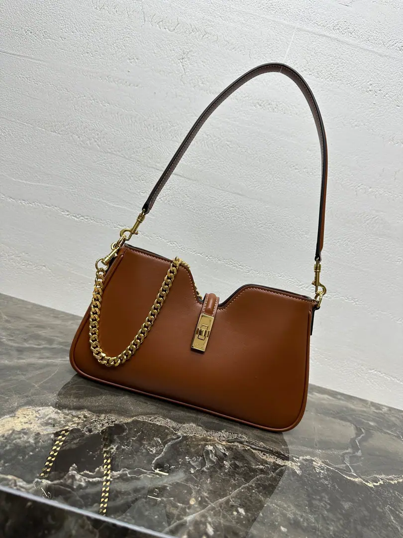 All Steel CAMILLE 16 SOFT- A shoulder bag.【All steel hardware.】 Cow leather. In the leather line. Gold-faced. Empty Rotate lock buttons open 1Main partition. 1A flat pocket on the inside. Dismantled shoulder belts., Minimum length9.84Inches（25centimetres）, Maximum length9.84Inches（25centimetres）, Dismantled chain, Minimum length9.84Inches（25centimetres）, Maximum length9.84Inches（25centimetres） Dismantled chain, Minimum length9Inches（25centimetres） Dismantled and modifiable leather sundries, Minimum length9Inches（25centimetres） 10.6 X 5.9 X 1.6Inches（27 X 15 X 4centimetres） Numbering: 122073