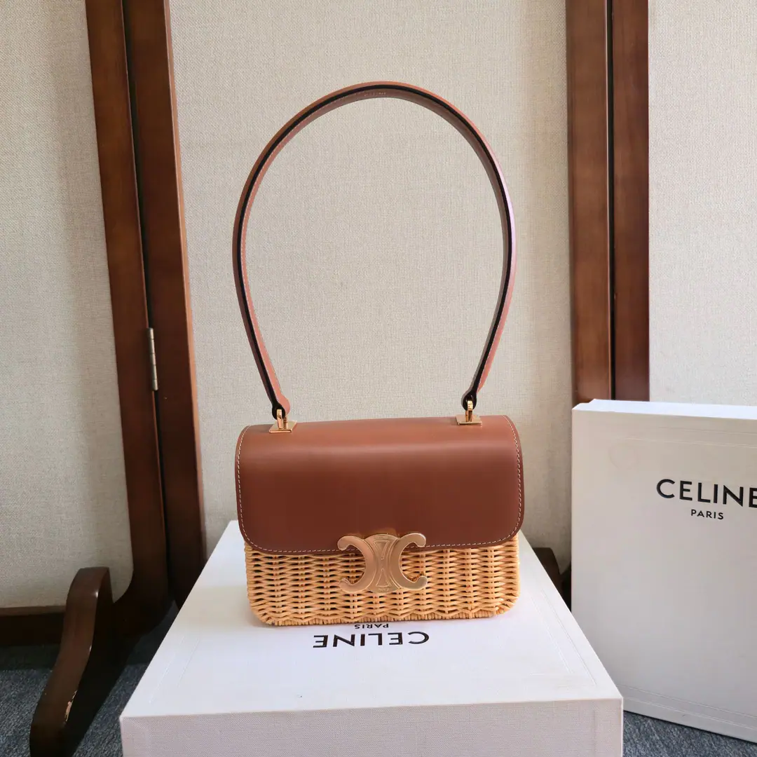 CELINE25｜TEEN GARANCEWeavers make bags. 🆕🆕🆕 ♪ The greatest silky ♪✨NewGARANCE CELINEGold.60Age, You must have the paint-skin bags.🎩 It's a perfect touch., Pure and elegant. It's a fine black gold.～Mysterious and charming., It's a nice, fancy room with a fall and a winter.💯 The new designer strap.～It's more comfortable than a traditional armpits., More stylish.🆙 The sister who saw the show.～I think they're all going to get caught.🤩 Mr. Fuji, In the leather line., ♪ Shoulder and handheld ♪, TRIOMPHEMetal locks, 3An inner layer., 1An inner zipper pocket., 1A flat pocket on the inside., Leather-man.24cm Dimensions: 18.5x13x6cm Numbering: 118053