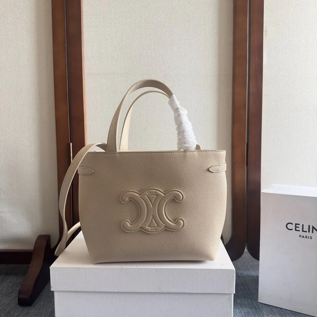 New items online.🅰️🅰️ cabas anais Powder leather handbag.👜 Small. ceNew Tot Bag. It's a different Tot bag.. He's a very advanced man. Fine The rash, lazy, old-fashioned wind. Simple and not exaggerating. It's not too good. No need to be afraid of scratching a flower. 🫶🏻 It's a good fit for careless treasurers.～ You can put your ears on both sides., Open to easily install notebooks. 📒 Documentation or daily requirements. Incorporate a main partition A flat pocket on the inside. Two long leather handhelds. With a long shoulder belt. Paragraph: 118613 Dimensions: 20.5（Pocket.35）x9x19cm