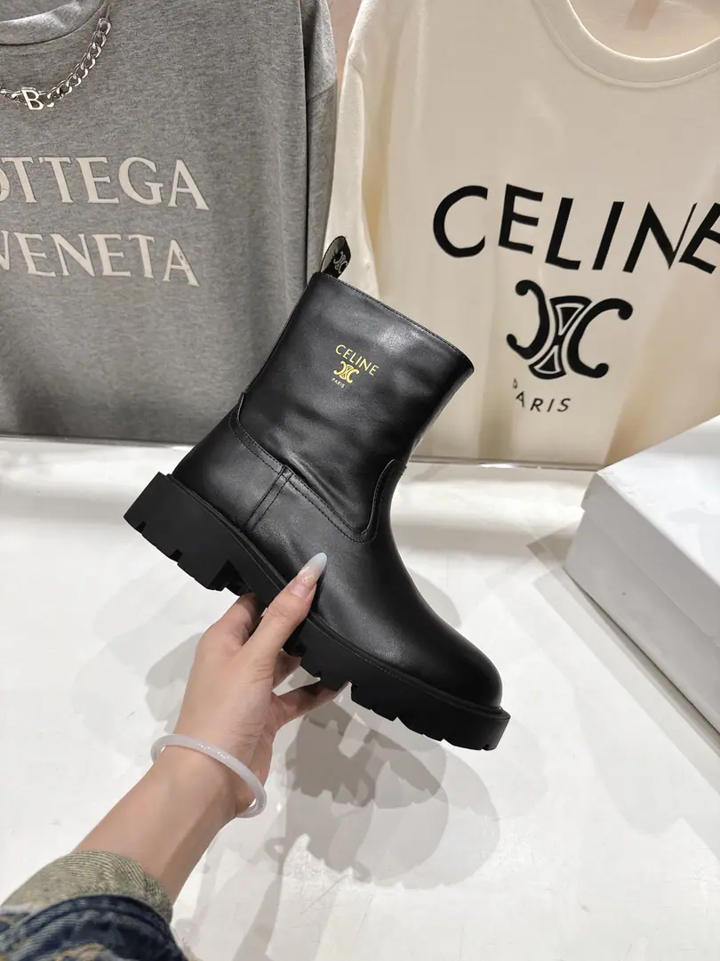 🏧𝗖𝗘𝗟𝗜𝗡𝗘/Céline. Autumn and winter are so handsome, with boots and boots and knight boots. The ancient Janey is a fashionable man. The upper feet are so cozy.！Low profile short-forms, It's a super-cool look with a little retro., I'm a little light on my feet., To create a variety of ways of wearing it. Import of waxed calf skin material in original version Uchi./The silk cow skins are chosen by the best. The original model of the rubber floor. Size35-42 [40.41.42Make a reservation.]