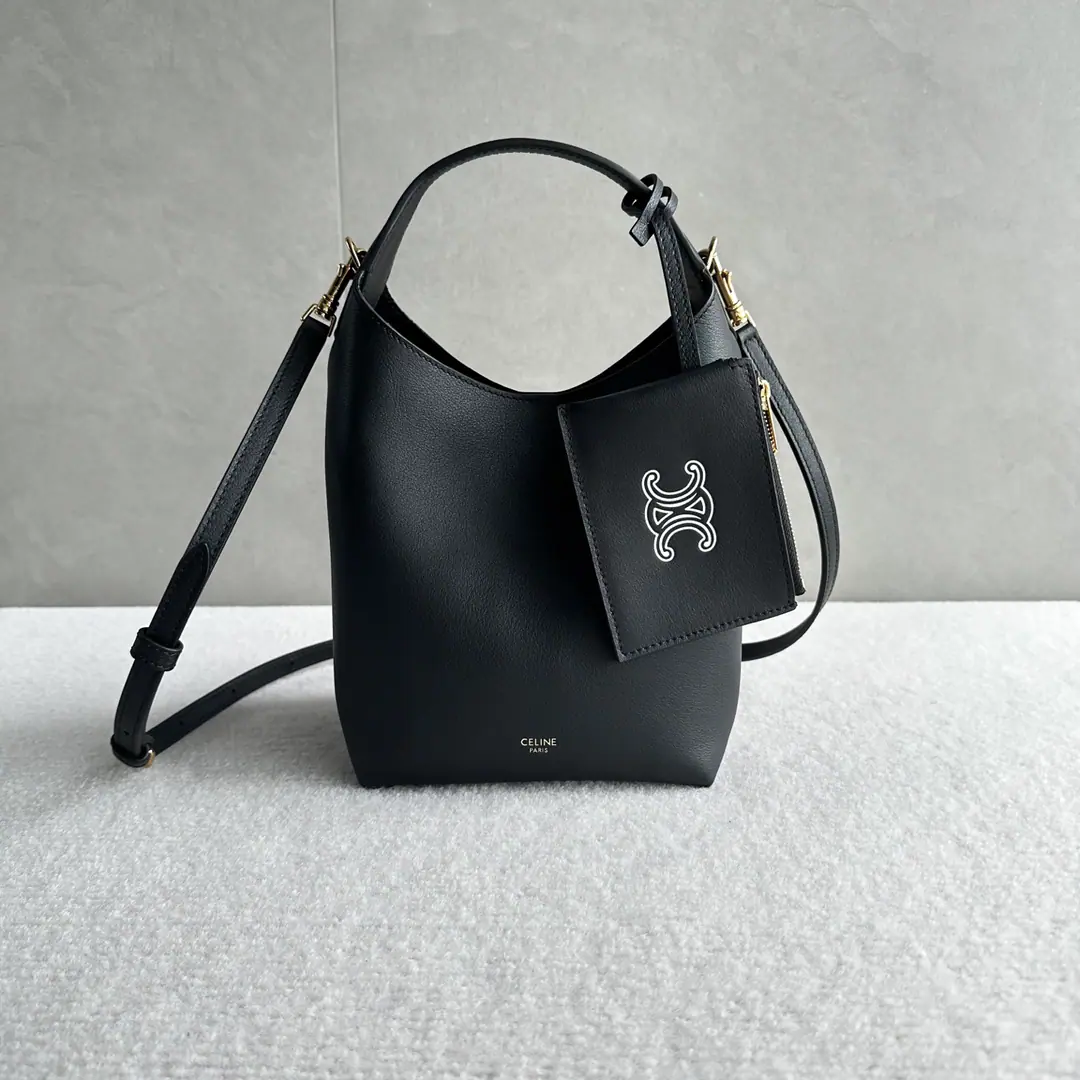 New items online.🅰️🅰️ CE NewHOBO Handbag.👜 SoftfufuA natural cow skin., ♪ The oil is so bright ♪, Touch the silk.～ ClassichoboArc wrapping, BingAVAMore lazy., The size of the trumpet is so fine., You can have your hands slanted.😌 ✅ It's all there. • Material: Soft natural cow skin.+In the furded liner., It's a terrible quality.￼￼￼ • Design: Little pocket wallet.➕Magnetic buttons are safe and advanced. • Capacity: Main level can hold cell phones., Pizza., Lipstick, It's enough for the day. • Shoulder belt.: Adjustable, Switch at will with single shoulder slants￼￼￼ Paragraph: L10133 Colours: Kersio Dimensions: 19x11.5x18cm （Prefixed packaging）