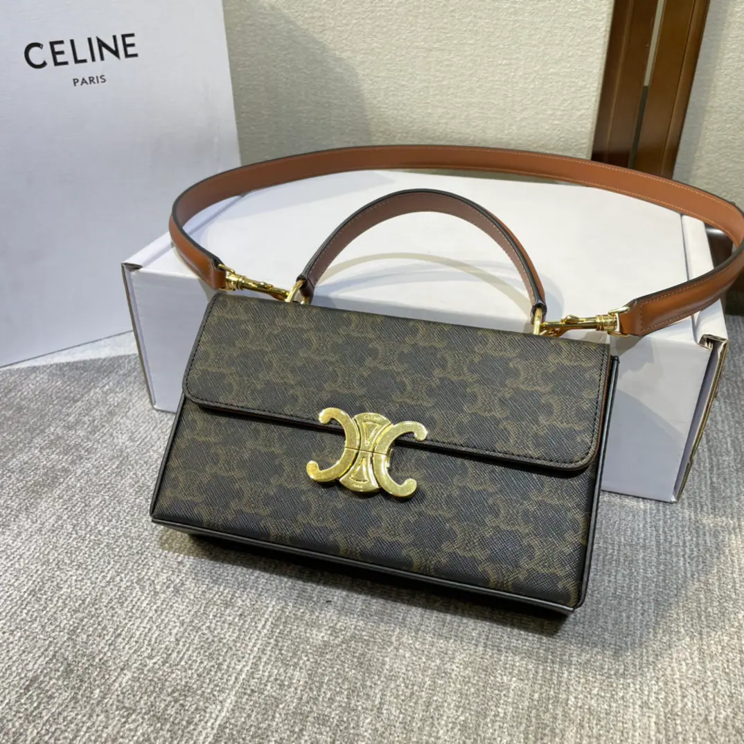 💋 CELIN｜Autumn Show.🎶 New box bag.BOX TRIOMPHEHere comes the box on the corner of the swing door.～BOX TRIOMPHE Bump up. But you can slash the handheld. It's full of texture.💯 MatchoversizeA cowboy suit or a fall suit with a windcoat., Retro-senses are full., The over-looking box is inclusive.OKYou can put a cell phone on., The car keys., Lipstick, Headphones, etc.TRIOMPHE CANVASMarker, The cattle leather bag., In the leather line., MetalTRIOMPHESigns open., 1Main partition., Blank pocket inside., The leather straps are removed.47centimetres, Leather hands are long.9Centimetres: 22 X 13.5 X 6Centimetre Numbering: 199992