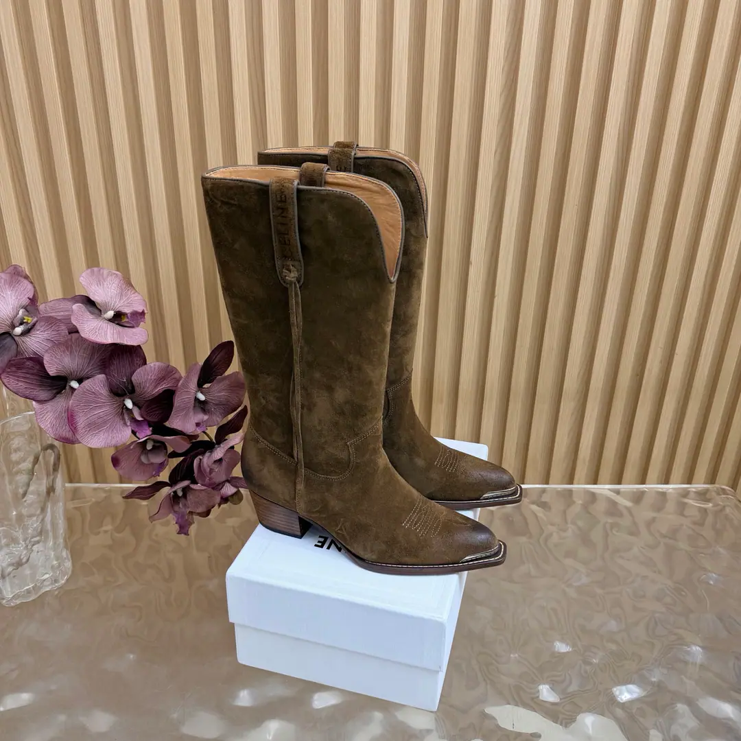 2026The cabinet is synchronized with the new money in autumn and winter. Celine｜Céline.26Autumn and new Pitchey. Bold West cowboy Martin boots.！ Top Version The upper foot is super handsome. It's super cool.！You're not so bad at all.. With jeans, you're a great guy.🔥It's definitely a single piece of fire this fall and winter.！ Material Skins for shoes./Bullskins. The insides are all sheep's skin. The original is really a big one. Size: 35-41 （40, 41, 42Custom）