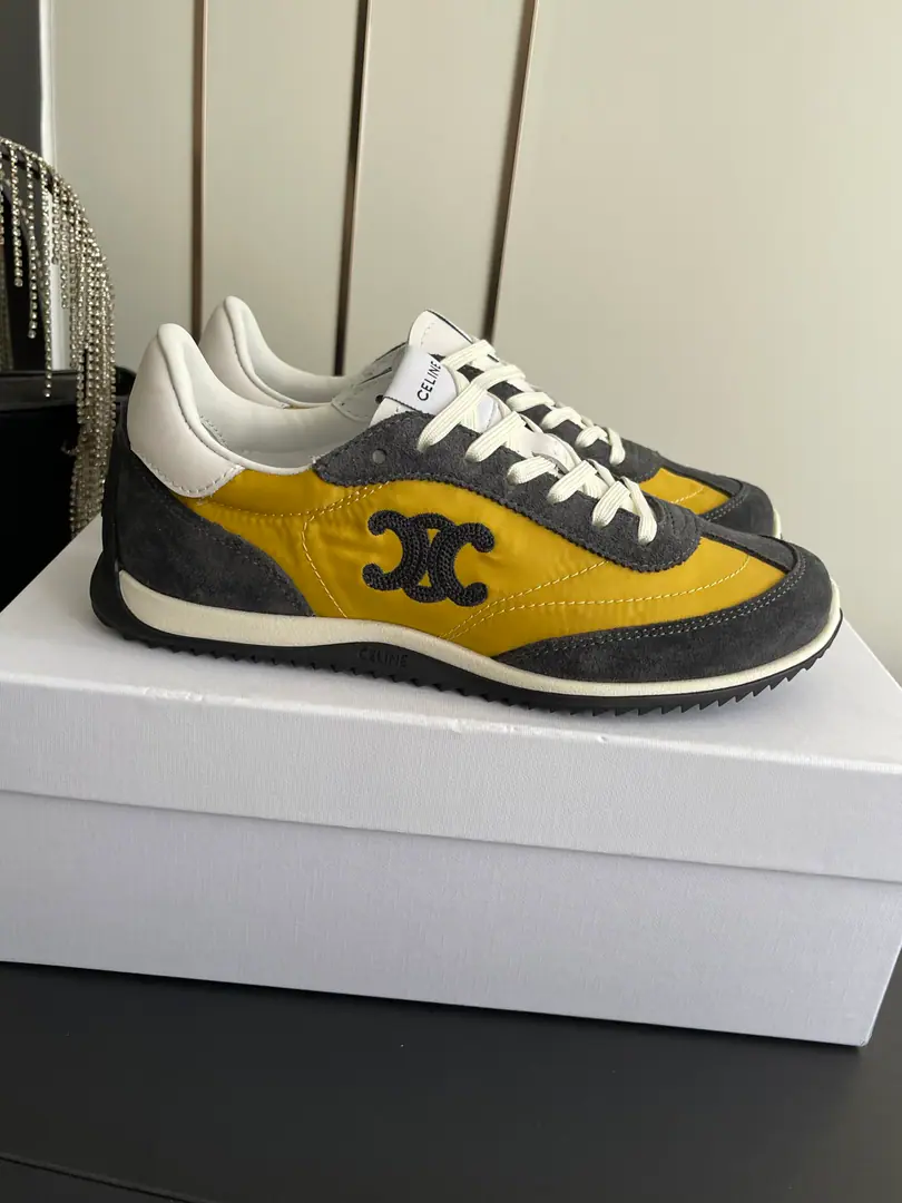 🏧𝗖𝗘𝗟𝗜𝗡𝗘Céline. New paragraph Top The logo is wearing a gwan's shoes and a white shoe.. The shoe face is imported with a head-decked cow. The sheep's skin is in the ground. The original is a model of the past. Size35-41 [40.41Make a reservation.]