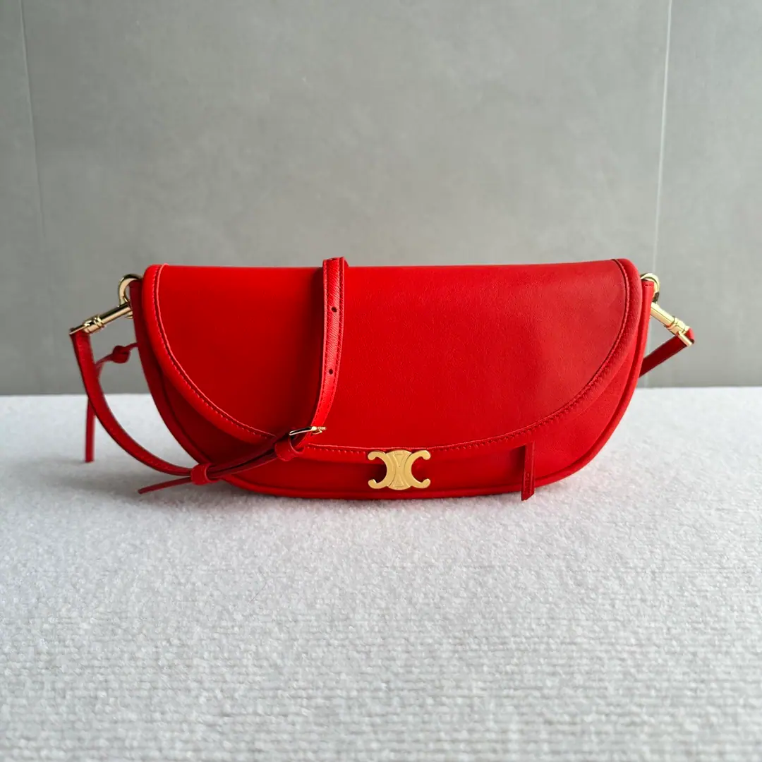 New product.🅰️🅰️ CE HALFMOON Small pocket.👜 Gentle and ancient.·The God of the atmosphere. Autumn is a great place., ♪ Spring and summer are gentle ♪ The back gets more qualitative., The older the better the better. Arc bag+Mini-Roble Gate Gold Buff. ♪ Can slant your shoulder ♪, Little guy's so friendly. It's full capacity., I'm so proud of myself. You're not going to have to go out on a daily basis.✅ Paragraph: 103778Red Dimensions: 25×13×5cm（Prefixed packaging）