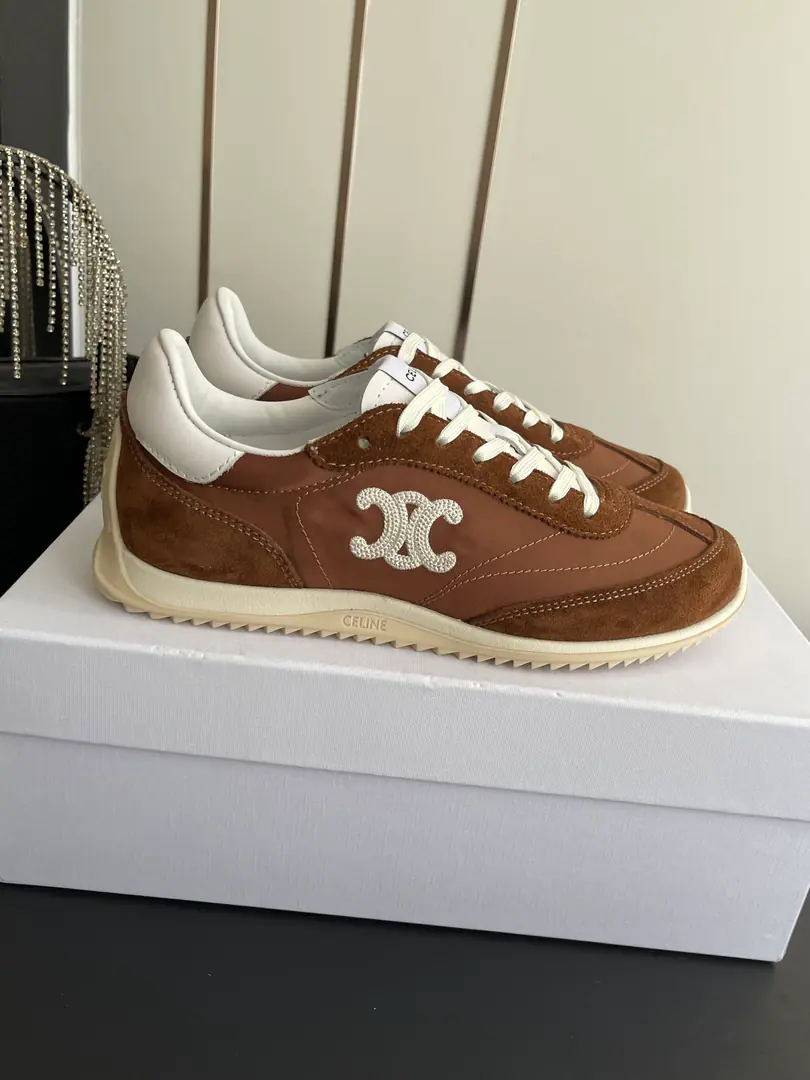 🏧𝗖𝗘𝗟𝗜𝗡𝗘Céline. New paragraph Top The logo is wearing a gwan's shoes and a white shoe.. The shoe face is imported with a head-decked cow. The sheep's skin is in the ground. The original is a model of the past. Size35-41 [40.41Make a reservation.]