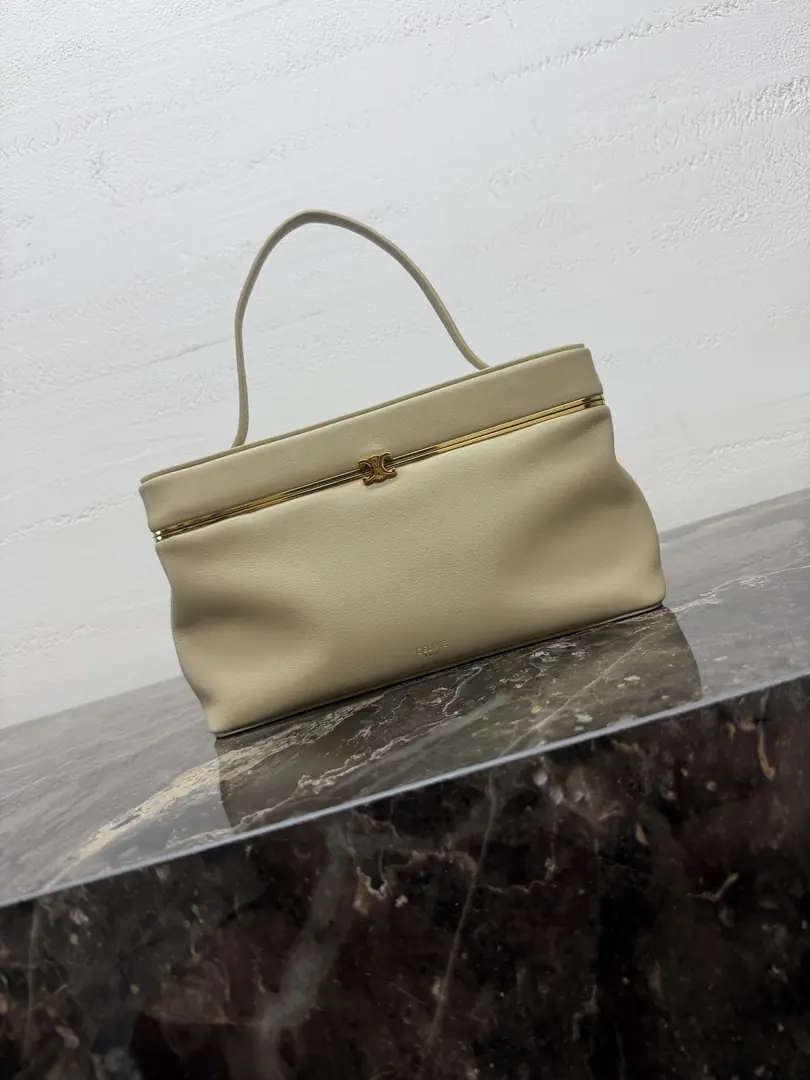 Special steel RECTANGLEHandbag. All steel hardware. The cow skin is in the skin of the sheep. Gold-faced. Handheld, Hand. TRIOMEMetal-based sensitivity locks 1Main partition. 1A interior comb. 1A handker., Length（10centimetres） Dimensions: （24.5 X 14 X 6centimetres） Numbering: 123702