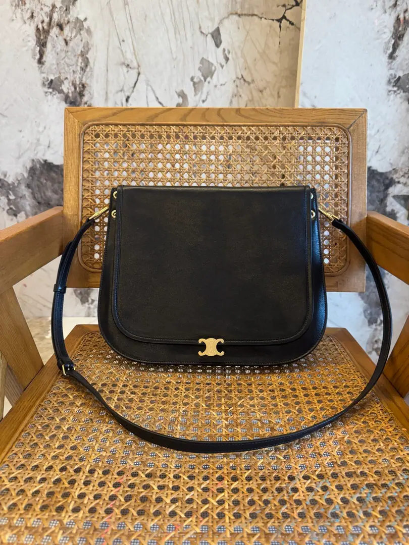 CELINE Besace ♪ The big, loose bag ♪🖤Soft Triome Besace ～The big bag that comes loose at any time. Black is cool.[Kiss me.R]- The stylish black gold. I'm just freshening my knowledge of the weight of the bag.☁️Light-awat sheep skin. The material is light enough to keep this steady.[Look.R] Summer's new., One hit.‘Lazy and stylish.”♪ Feels like ♪. Package Design: Compared to the classic half-month bag., This one. Besace More square., The box structure makes it look more inclusive. And the capacity is bigger., It's easy to fit in a folding umbrella., - Keep the cup warm. Bags. Materials and touch.:"and use soft natural particles to shine the sheep." Pee., It's a touchy touch., It's a little bit of a ego., It's not a burden.. Practical Details:There's a zipper pocket on the back of his back., Yes. Put it or key it., Very convenient.. Magnetic straws are low profile.. Triome Insignia, There's a clean one at the start.“♪ Ting-dao ♪”Sound. Dimensions:32cmx7cmx27cm Numbering: 123632