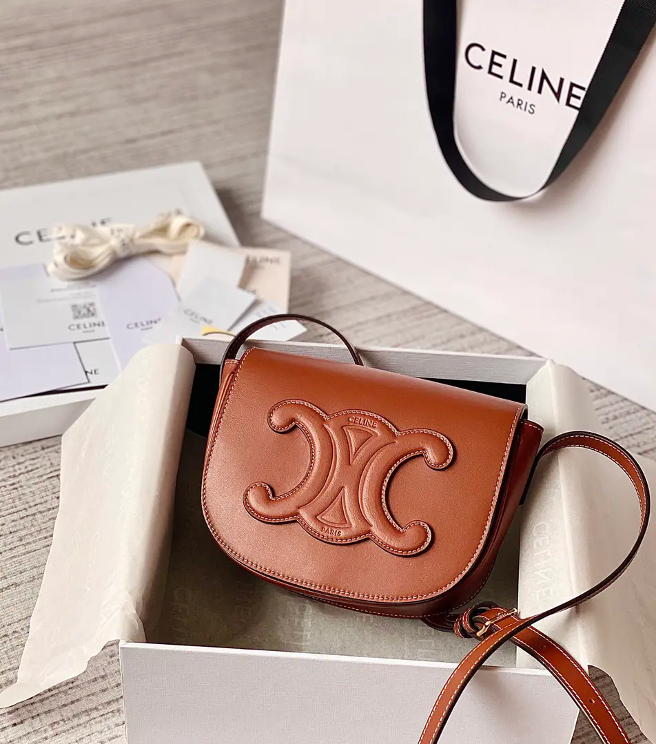 CELINE 2022Spring and summer.FOLCOA saddlebag., It's about the size of a classic old maggot., And a magneto-snack., It's a very convenient opening., It's a classic package design., It'll be more qualitative if you change the coating to a whole skin design.~And the Triumph Gate uses the process of a stereoculptural.~It's really very delicate., The bag is light and it can contain what girls need to travel., It's so practical.！ Dimensions: 18.5*8*15 Search the number.198263