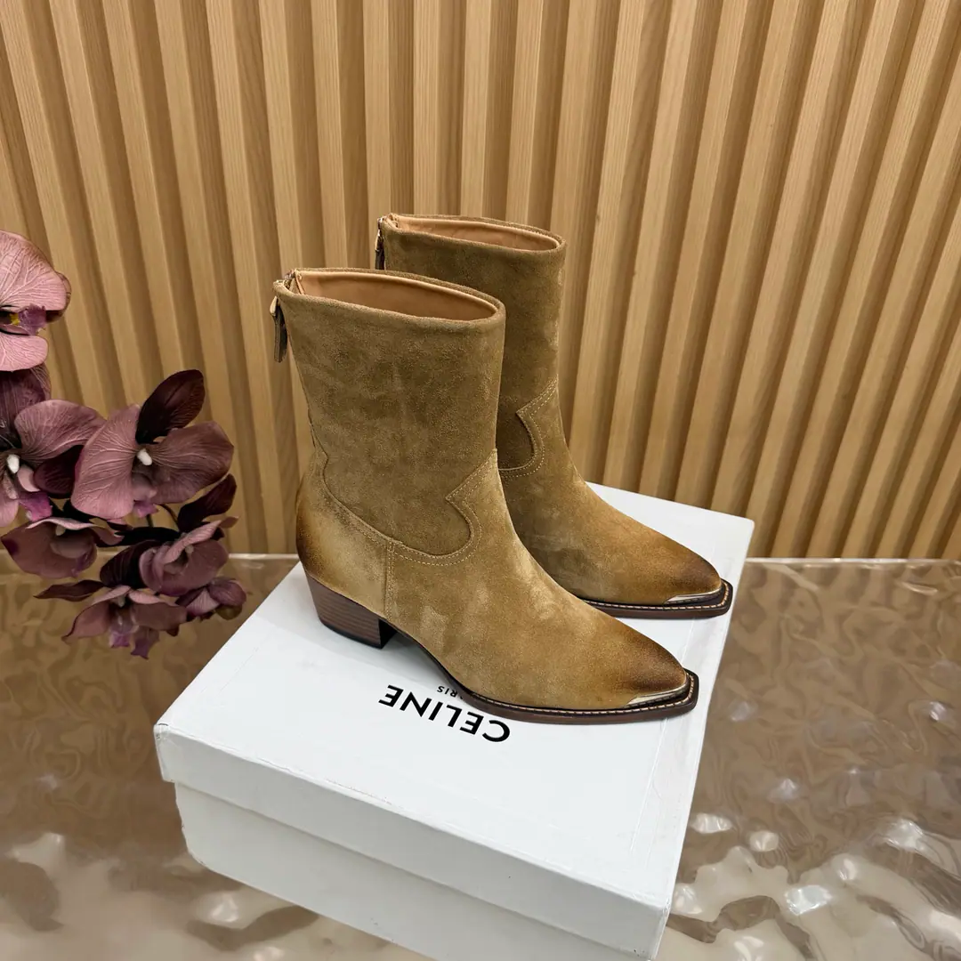2026The cabinet is synchronized with the new money in autumn and winter. Celine｜Céline.26Autumn and new Pitchey. Bold West cowboy Martin boots.！ Top Version⚠️Niu Kyung. Bullskins. The upper foot is super handsome. It's super cool.！You're not so bad at all.. With jeans, you're a great guy.🔥It's definitely a single piece of fire this fall and winter.！ Material Skins for shoes./Bullskins. The insides are all sheep's skin. The original is really a big one. Size: 35-41 （40, 41, 42Custom）