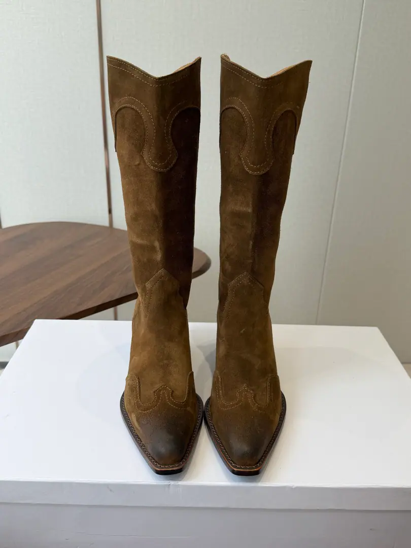 Leather.➕20Celine Céline. 26ssAutumn and winter brand new. The ancients are rough. Chelsea. Pointhead Boots. High boots. Knight's boots. The season of Céline is a really good season. Like this boots are a real scooter. Focus on booting. No leg-scree. The upper leg second becomes the length of the leg., It's a super thin and a lot of stuff.！That's a hell of a thing. Shoe.: Original import, leather/Importing cow skin Uchi.: Import of sheep skin Otsumi!: The original is really a big one. Size: #35-42（40, 41, 42Do it.）