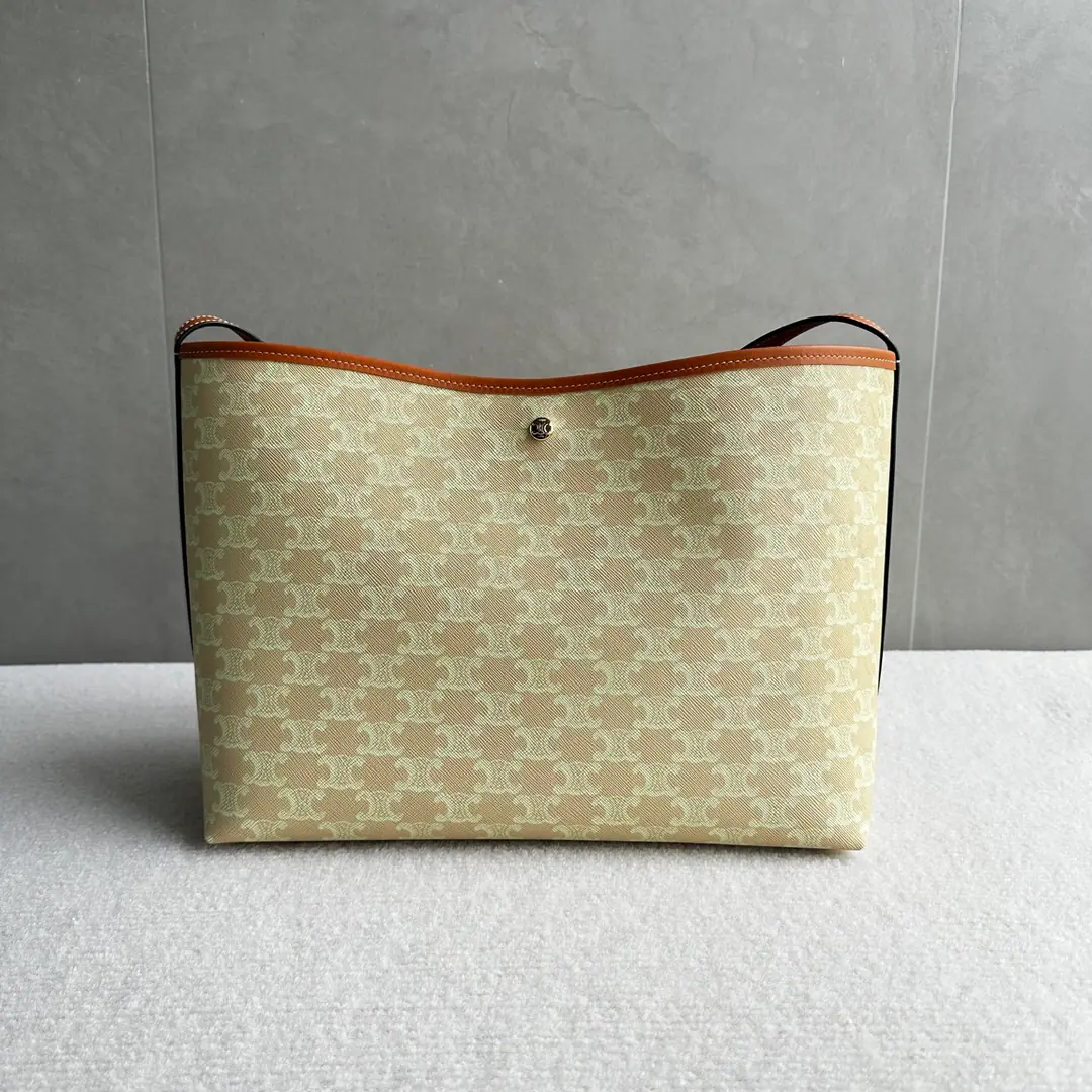 New items online.🅰️🅰️ SOFT SHOPPER Shopping bags🛍️ 🎈Colour CEThe classic Triumph Gate is a leather-skinned flower., Jane and high-end., Full of French laziness.. Whether it's a good suit or a casual suit., You can feel the mood easily., The rate of return is too high.！ 💼Capacity The size is so nice for the hit-the-worker.！Actual14The inch computer is easily plugged in., Plus the notebook., Water cups., Charging treasure., I'm not sure I'm sure I'm gonna be able to get you a full bag of makeup., There's plenty of room left., Daily commute, I'm on short-distance business.holdStay.. 🎒Practicality The inner child's mother's bag., It's a sort of collection of small pieces., It's so easy to find something.. Shoulder band adjustable, Switch at will with single shoulder slants, It's so nice to carry on., I'm not a man of my own., I'm not tired of it.. Paragraph: 123912 Colours: Fort-Salmon./Cyan Dimensions: 32.5x24.5x14cm Inner Bag Size: 18x13cm （Prefixed packaging）