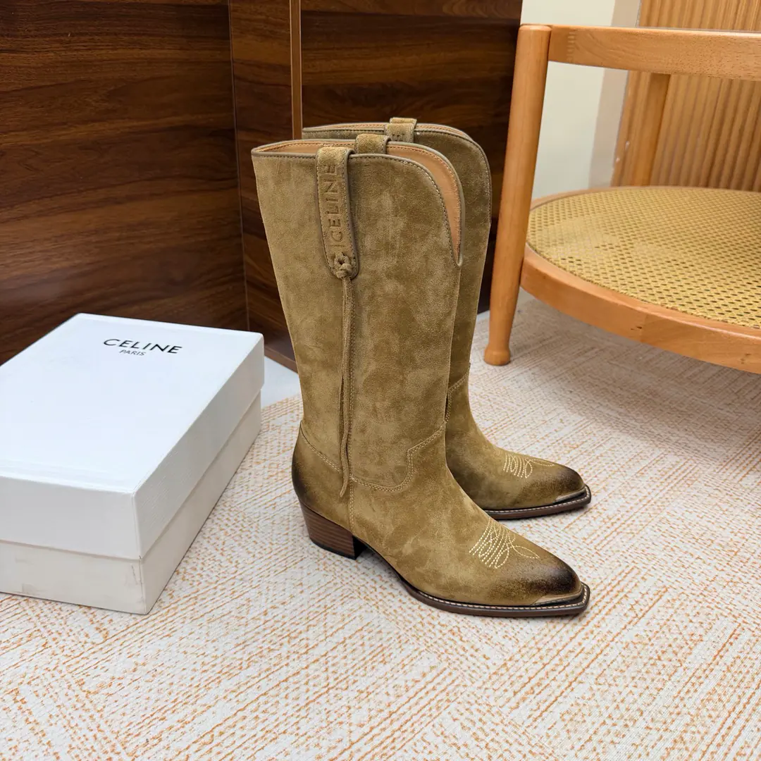 2026The cabinet is synchronized with the new money in autumn and winter. Celine｜Céline.26Autumn and new Pitchey. Bold West cowboy Martin boots.！ Top Version The upper foot is super handsome. It's super cool.！You're not so bad at all.. With jeans, you're a great guy.🔥It's definitely a single piece of fire this fall and winter.！ Material Skins for shoes./Bullskins. The insides are all sheep's skin. The original is really a big one. Size: 35-41 （40, 41, 42Custom）