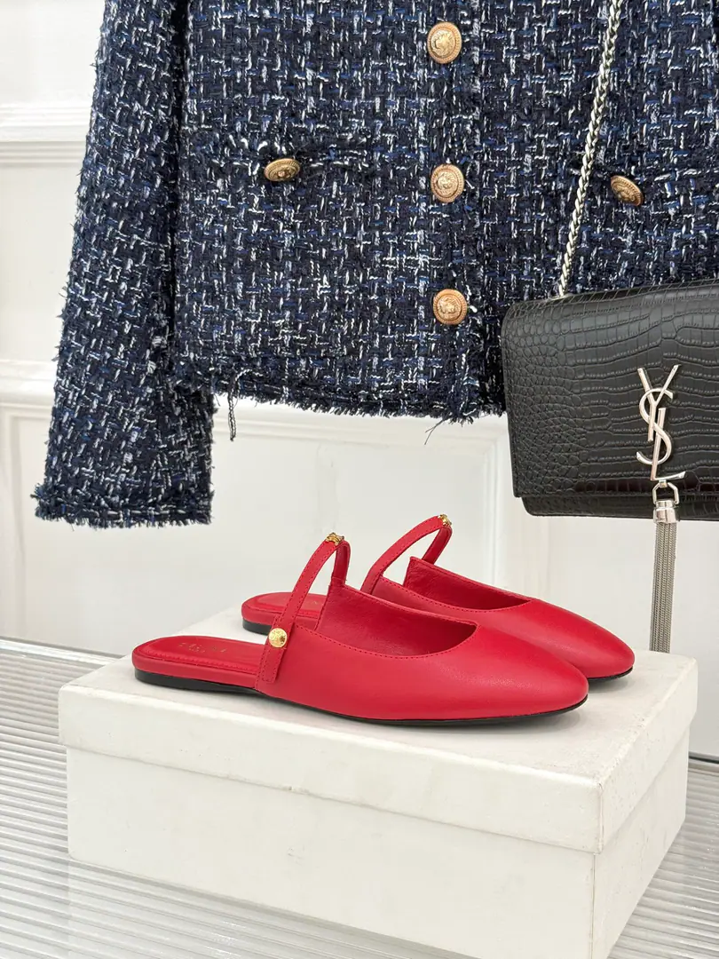 Plant price Celine/Céline.26WFNew Piscion Gate I'm wearing a half-roll of sandals with a head. The swing door is low-key and delicate. A word with a stylish line. The skin of a cow is delicate and sophisticated. The flat soft floor is running out of pressure. The top-top toe-panning is thinner. Cowboys are easy and fashionable. A woman with a dress and a second to be a transvestite. You're a good driver. Very simple, very symmetrical. Classic black never out of date. It's easy to get through it. The Celebrity Girl Springs is a bet. ♪ And the feet are so relaxed ♪ The details are hidden from the workhouse. You're both on the line. Spring and summer wear a little pair of eyes. I'm a very good guy. These are really getting up there. You're not gonna step on a thunderstorm.！ The fabric is customized in the original version The inside feet are all sheep's skin. Italian imports are so thick. size: 35-39（40/41Custom） Numbering: 86920260809