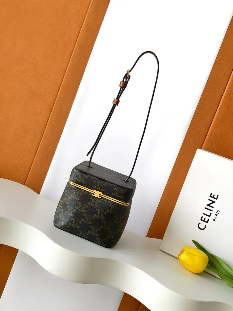 2026Spring and summer seriesTRIOMPHE FRAMEThe latest treasure.“Smash the box.👜”Marker, Importing cattle on the side of the bag. The skin line., TRIOMPHEMetal all-skinned hardware locks., Full package！ Search the number.: 124232 size: 12.5*12.5*12.5
