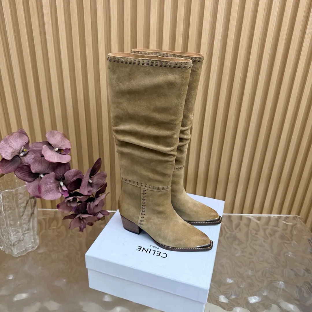 2026The cabinet is synchronized with the new money in autumn and winter. Celine｜Céline.26Autumn and new Pitchey. Bold West cowboy Martin boots.！ Top Version Niu Kyung. Bullskins. The upper foot is super handsome. It's super cool.！You're not so bad at all.. With jeans, you're a great guy.🔥It's definitely a single piece of fire this fall and winter.！ Material Skins for shoes./Bullskins. The insides are all sheep's skin. The original is really a big one. Size: 35-41 （40, 41, 42Custom）