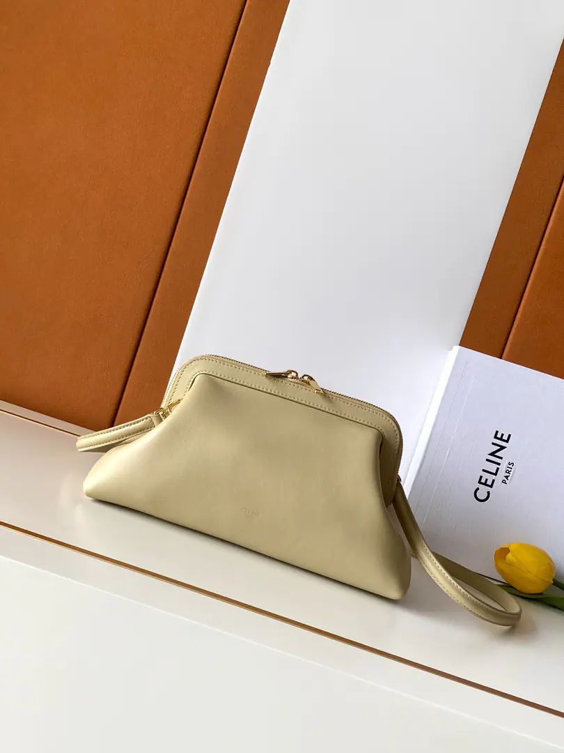 New items are here.✅🅰️🅰️CE DOCTOR POUCHThe trumpeter's got the bag.. A classic oral design to see the ancient senses., All steel hardware., The original cow skin., Full package📦Every detail is French graceful., It's the never-ending quality of the closet. Paragraph: N3 Dimensions: 27.5*15*14