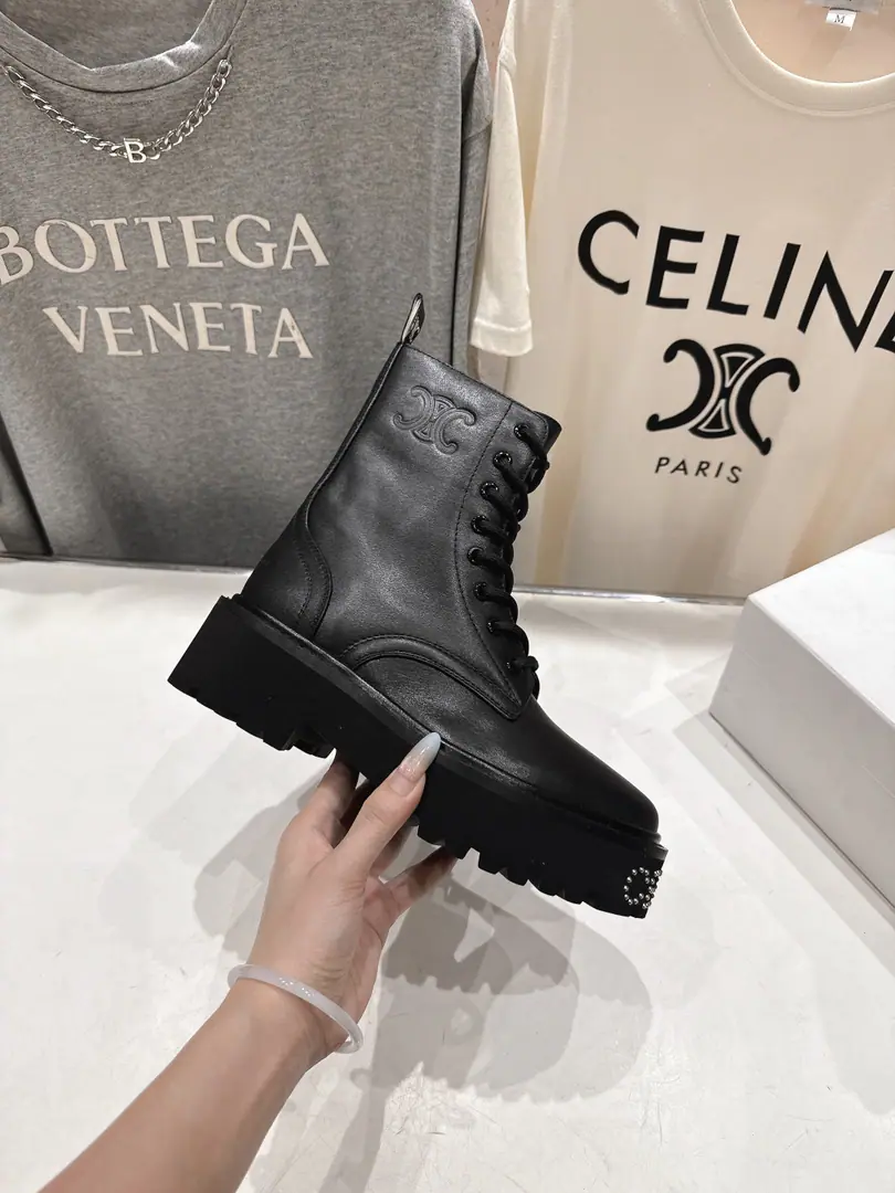 🏧𝗖𝗘𝗟𝗜𝗡𝗘/Céline. Autumn and winter, handsome and beautiful Martin boots.. The ancient Janey is a fashionable man. The upper feet are so cozy.！Low profile short-forms, It's a super-cool look with a little retro., I'm a little light on my feet., To create a variety of ways of wearing it. Import of calf leather materials in original version Uchi./The silk cow mats are chosen by the best. The original model of the rubber floor. Size35-42 [40.41.42Make a reservation.]