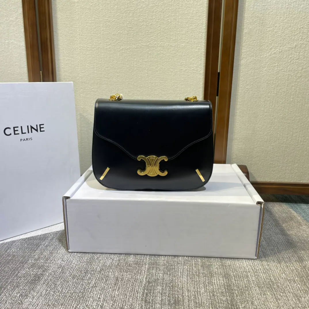 New items online.🅰️🅰️ CENew SuperA♪ Show me the chain of the gyrogates square～This is the queen's bag., The full design is very beautiful.. The chain of gyrogate metals are all marked by the aerodrome queen., I think the little sister who loves chains can run away with the armpit under the Triumph Gate.‼️ Match: A suit with a dress and a gash.🈵️ Capacity: Work., You're going out of town. Paragraph: 199273 Black Dimensions: 24.5-17-4
