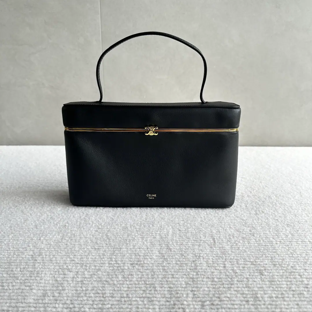 New items online.🅰️🅰️ Ce Rectangle CeThis bag., Weld the French looser on me.✨ Who knows?！Black Gold.+A combination of retro-looking makeup bags., It's a graceful person.. Black soft leather with a soft light filter., The Golden Ripple Gate button and bright red inside., - The whole thing is expensive and not colorful.. No need to be indentated., I'll have a suit or jeans., You're a big boy.“I'm good at it.”♪ The laxness ♪. It's a piece of cake., Lipstick and cell phones., Day-to-day date, I'm good at it.. That's the real thing.“Keep your head down.”The ceiling.🥹 Paragraph: 123702 Colours: Black Dimensions: 24.5x14x6cm （Prefixed packaging）