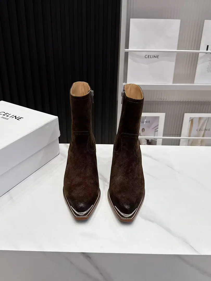 CELINESlim's latest metal shoe with a new boot. A superstar, red grass. Shoes head covered with bright metal chips. The Western style of the retrocar. And protecting the tip of the shoe is not too worn. It's a very good recognition. Lower the height of the boot. The feeling of saying goodbye to the traditional cowboy boots. To the little one. The small legs are more friendly. Optimize ankle lines Side zipper. The wood stale. West boots.VType-line A little cow's skin on the shoe. / Refrigerated sand, skin.（Old polishing process）He's tall.5CMItaly🇮🇹That's a big one.Size: 35-41