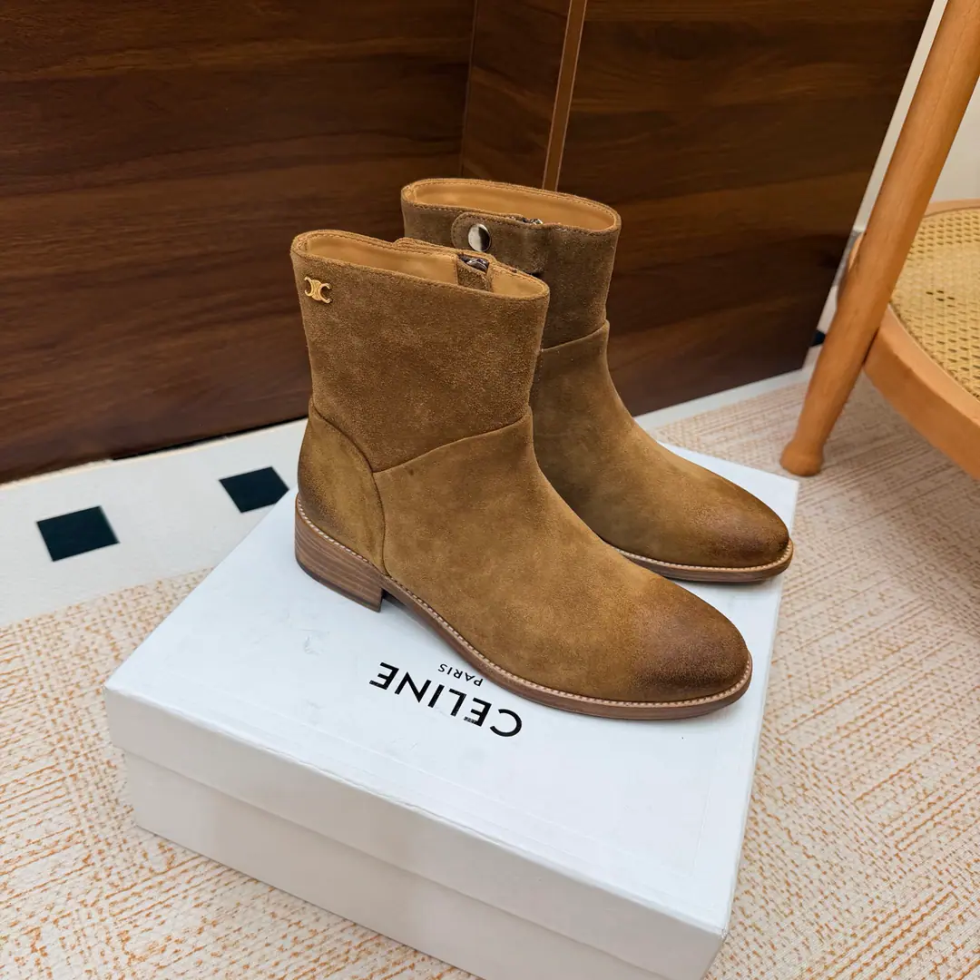 2026The cabinet is synchronized with the new money in autumn and winter. Celine｜Céline.26Autumn and new Pitchey. Bold West cowboy Martin boots.！ Top Version⚠️Niu Kyung. Bullskins. The upper foot is super handsome. It's super cool.！You're not so bad at all.. With jeans, you're a great guy.🔥It's definitely a single piece of fire this fall and winter.！ Material Skins for shoes./Bullskins. The insides are all sheep's skin. The original is really a big one. Size: 35-41 （40, 41, 42Custom）