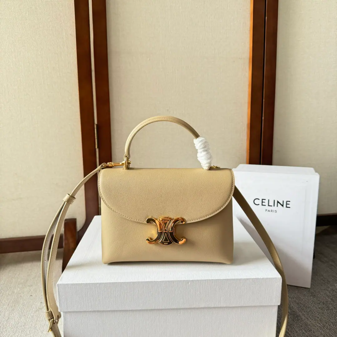 New items online.🅰️CEThe Triad Gate.kellyHandbag.👜 New swing door bag collection. It's all about the high sense of excellence.！ A simple contours. ♪ For a steady black ♪ A low-key brown classic of old flowers. Wait.…It's all about the incredible quality of the world.❤️ kellyThe classic line is simple and generous. No extra decoration. It's all about beauty.🫶🏻 Paragraph: 118113 Dimensions: 20.5x13x8（Prefixed packaging）