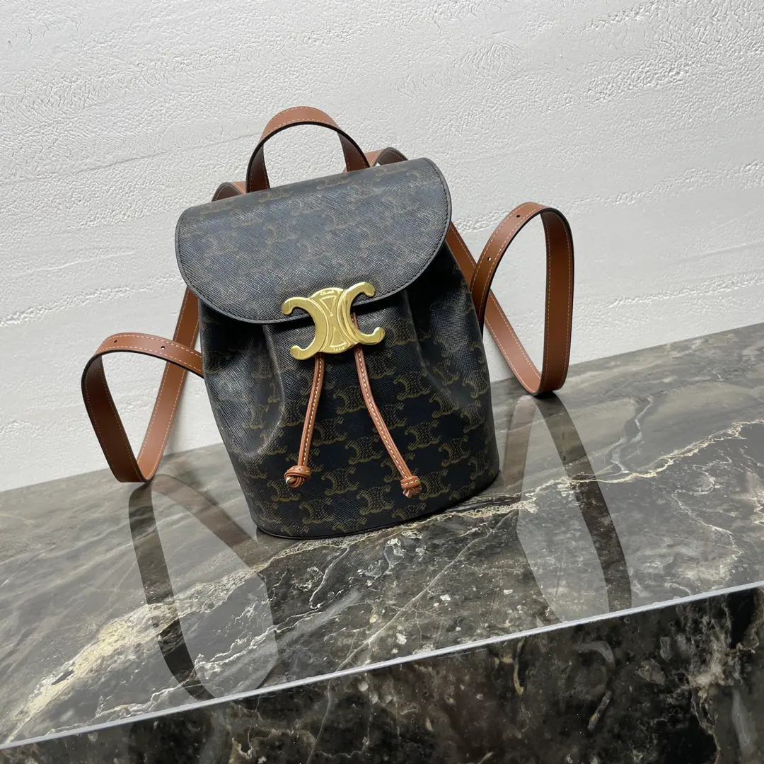 BonnieTwo-sleeved bag.🎒 This one.BonnieThe double-handbag design is really awesome.!Simple and fashionable., The Triumph Gate sign is so beautiful., It's not just a casual dress or a dress., It can suddenly boost the whole fashion style.. Walking down the street., The return rate is too high., I feel like a fashion man.. Adjustable wide shoulder band+Magnetic button design is the most sensitive of the volume.！It's a little bit more than that. Collapse Umbrella🌂+ mlKeep the cup warm.🥤+📲Cell phones＋💄Lipstick＋I'm sure it's enough for a tissue walk or even a short trip.！ Dimensions: 9.8 X7.1X 5.1Inches（25X18X13centimetres） Numbering: 118702CAS.04LU