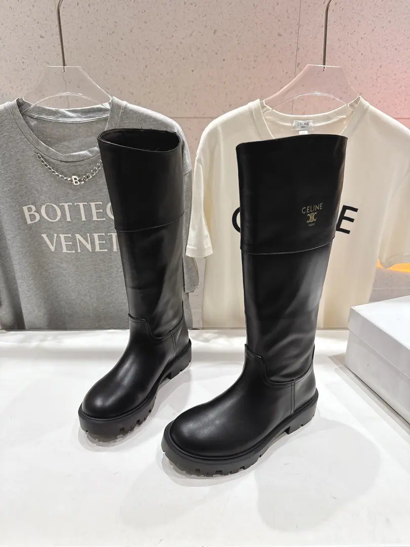 🏧𝗖𝗘𝗟𝗜𝗡𝗘/Céline. Autumn and winter are so handsome, with boots and boots and knight boots. The ancient Janey is a fashionable man. The upper feet are so cozy.！Low profile short-forms, It's a super-cool look with a little retro., I'm a little light on my feet., To create a variety of ways of wearing it. Import of waxed calf skin material in original version Uchi./The silk cow skins are chosen by the best. The original model of the rubber floor. Size35-42 [40.41.42Make a reservation.]