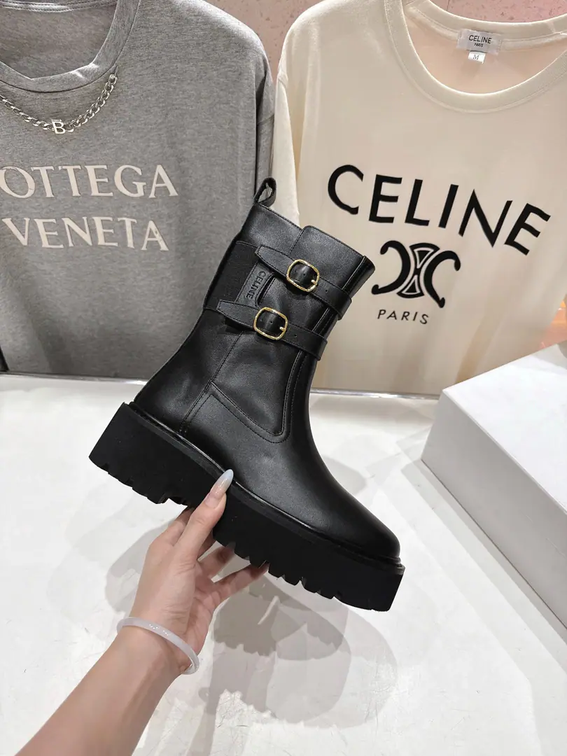 🏧𝗖𝗘𝗟𝗜𝗡𝗘/Céline. Autumn and winter, handsome and beautiful Martin boots.. The ancient Janey is a fashionable man. The upper feet are so cozy.！Low profile short-forms, It's a super-cool look with a little retro., I'm a little light on my feet., To create a variety of ways of wearing it. Import of calf leather materials in original version Uchi./The silk cow mats are chosen by the best. The original model of the rubber floor. Size35-42 [40.41.42Make a reservation.]