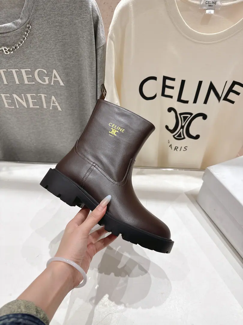 🏧𝗖𝗘𝗟𝗜𝗡𝗘/Céline. Autumn and winter are so handsome, with boots and boots and knight boots. The ancient Janey is a fashionable man. The upper feet are so cozy.！Low profile short-forms, It's a super-cool look with a little retro., I'm a little light on my feet., To create a variety of ways of wearing it. Import of waxed calf skin material in original version Uchi./The silk cow skins are chosen by the best. The original model of the rubber floor. Size35-42 [40.41.42Make a reservation.]